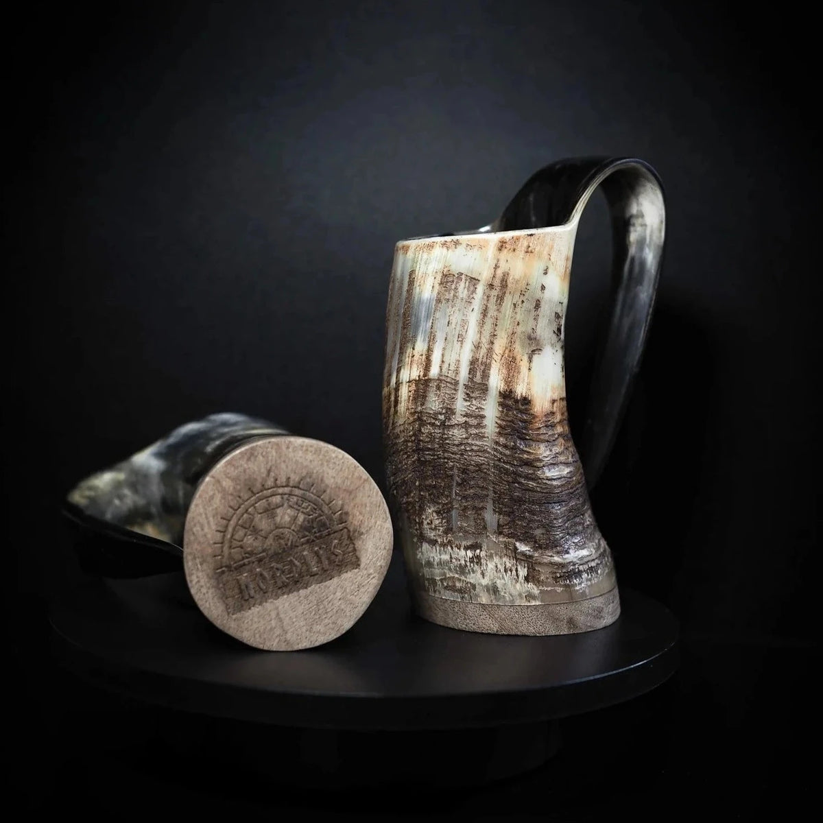 Ölmugg i horn (Balder 350ml) med naturliga mönster, träbotten och runistiska detaljer, från undersidan.