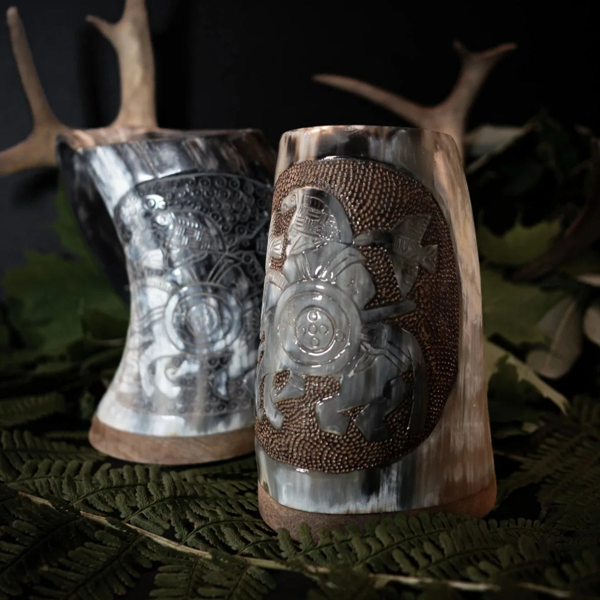 Hornmugg närvy: horseman-motiv (Oden till häst) inom rund ram med dekorativ knutmönsterram, naturlig hornytan