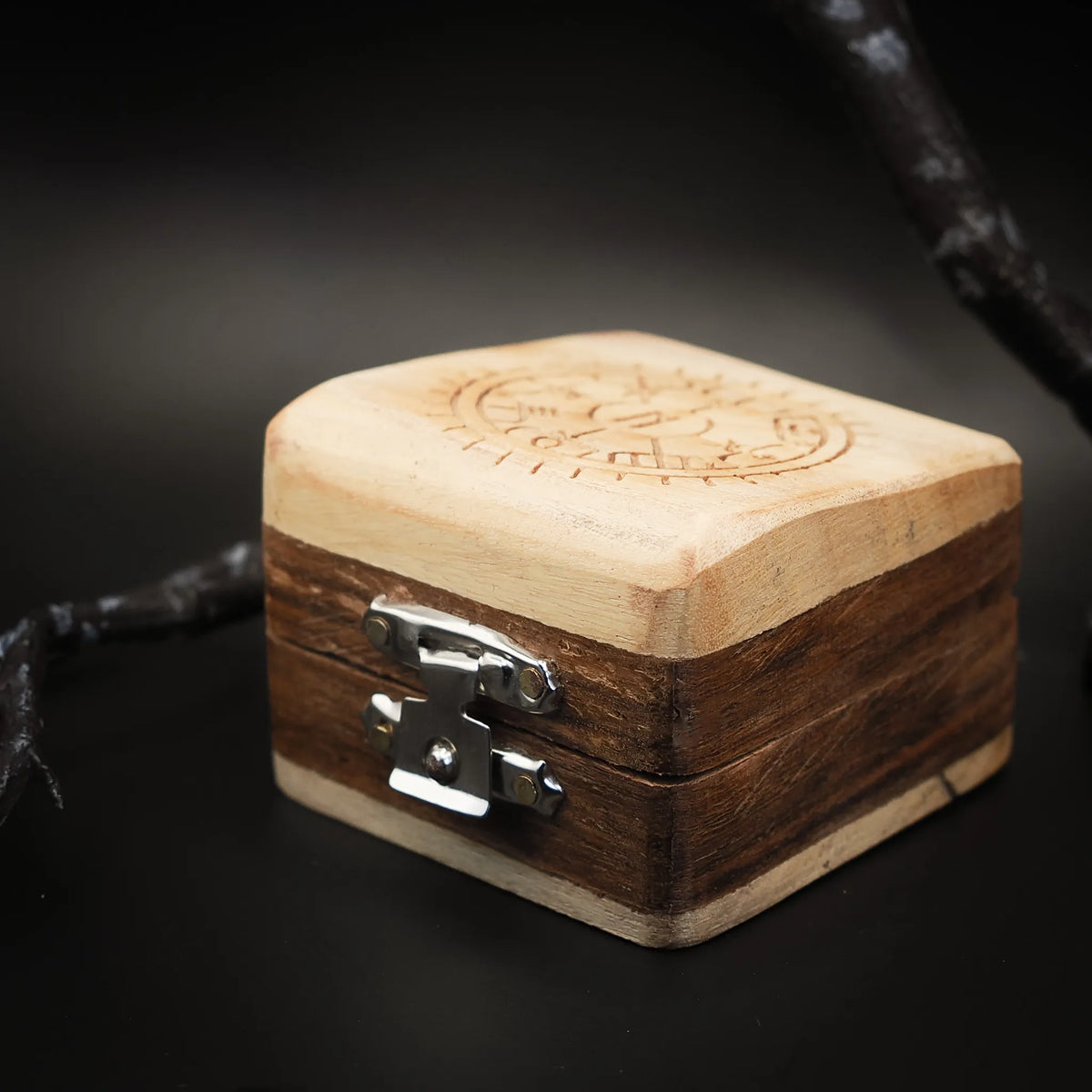 Trälåda för nordlys presentask med nordiska runor graverade på locket, visar hantverk och detaljer