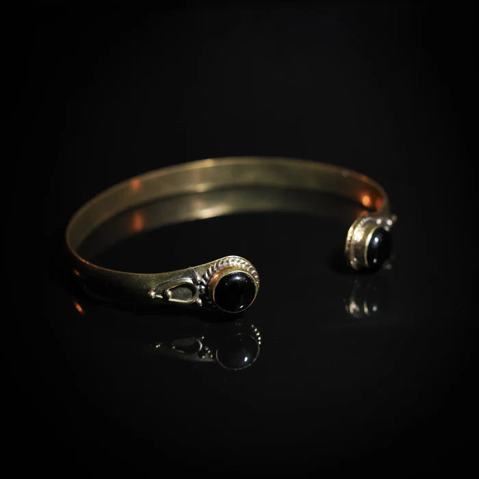 Spiralring och öppet armband i mässing med svart agat – handgjort vikingatida gåvoset