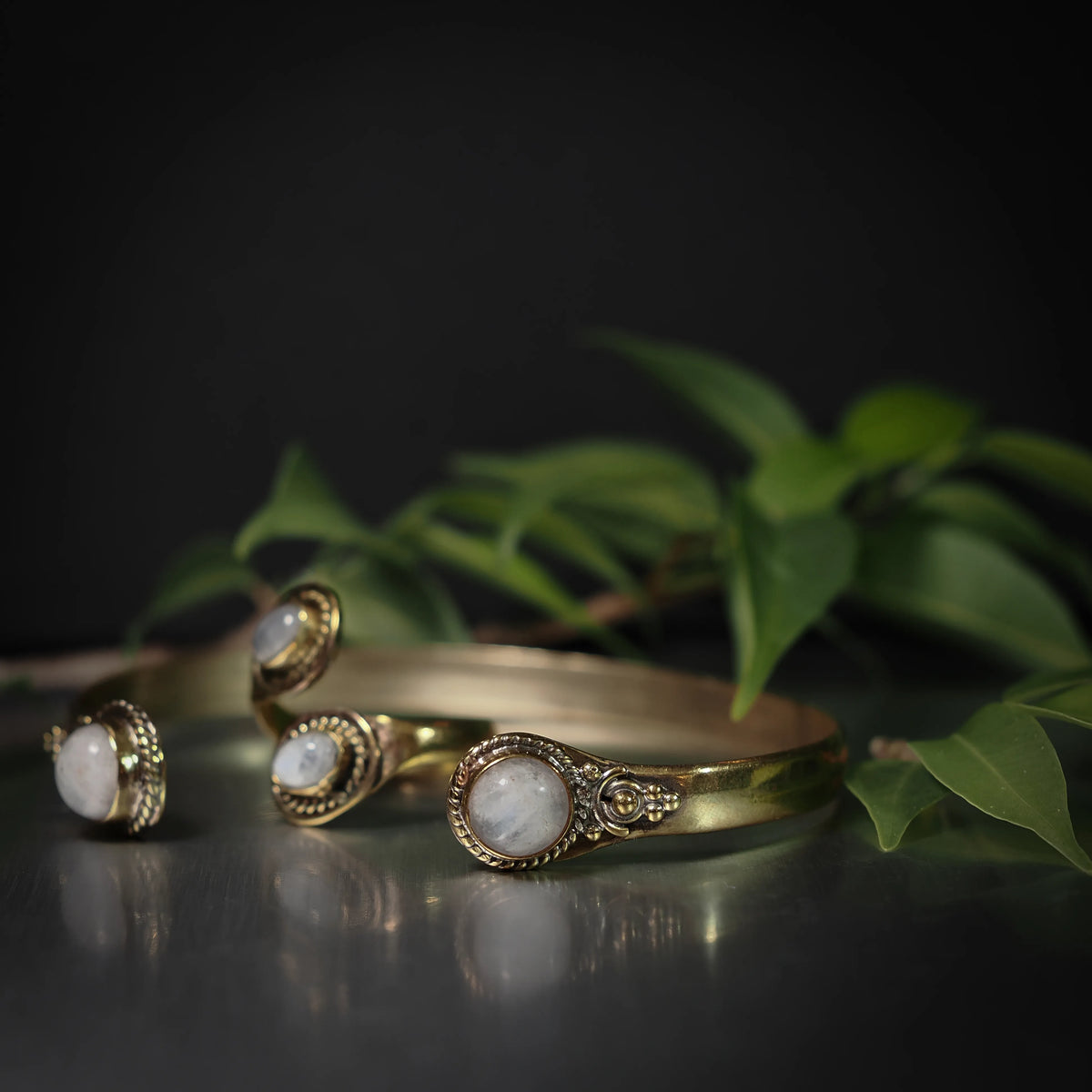 Spiralring och öppet armband i mässing med månsten – handgjort vikingatida gåvoset