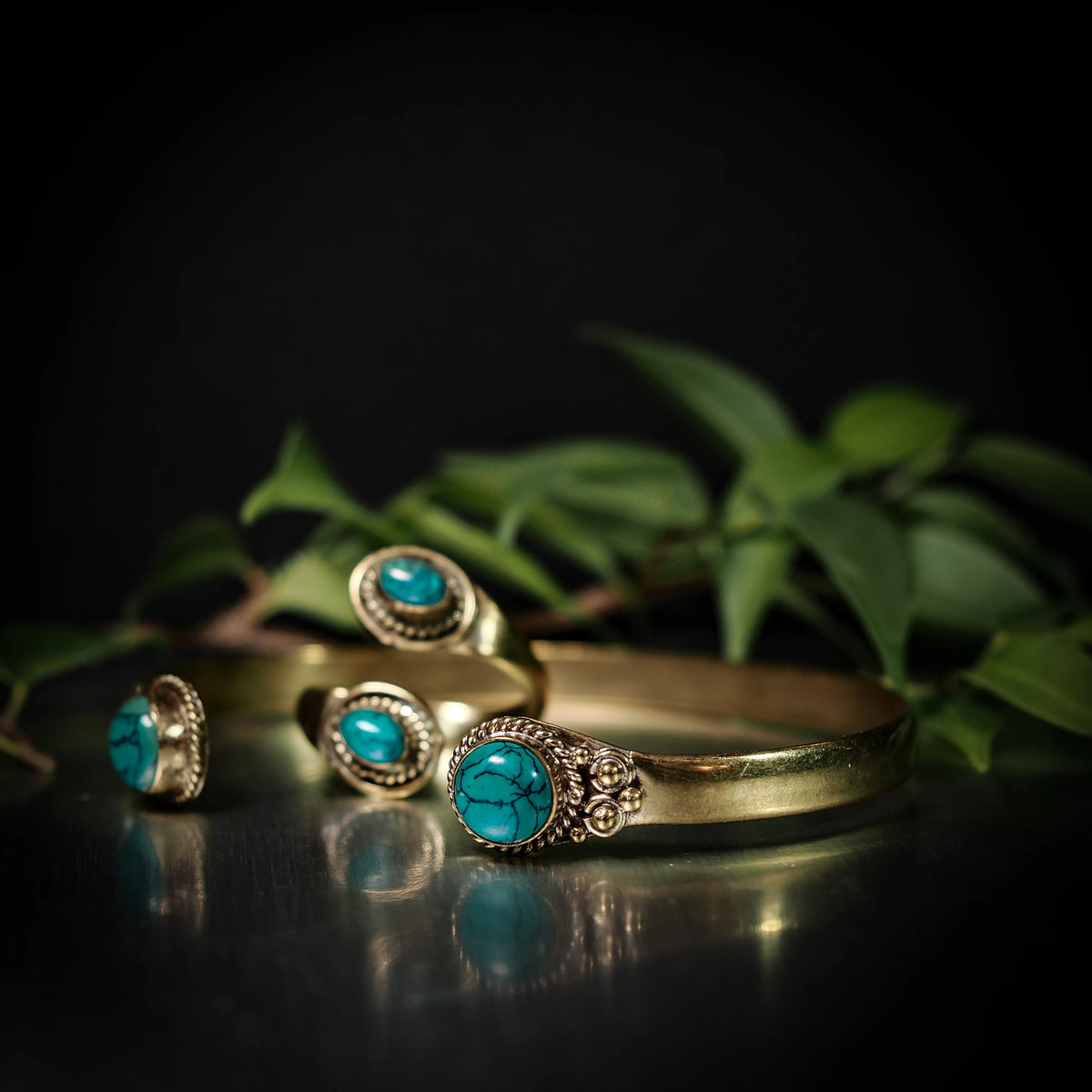 Spiralring och öppet armband i mässing med turkos sten – handgjort vikingatida gåvoset