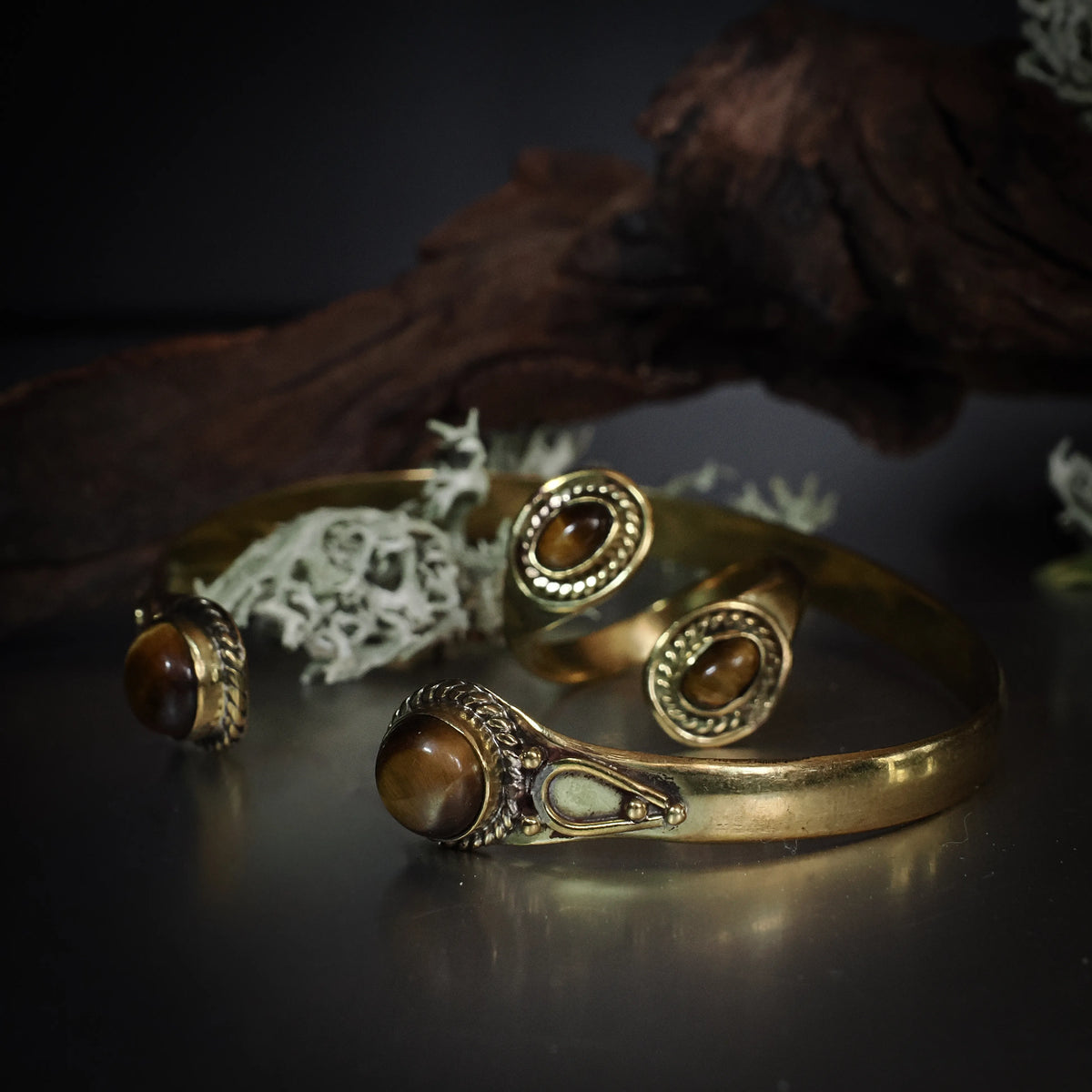 Spiralring och öppet armband i mässing med tigeröga – handgjort vikingatida gåvoset