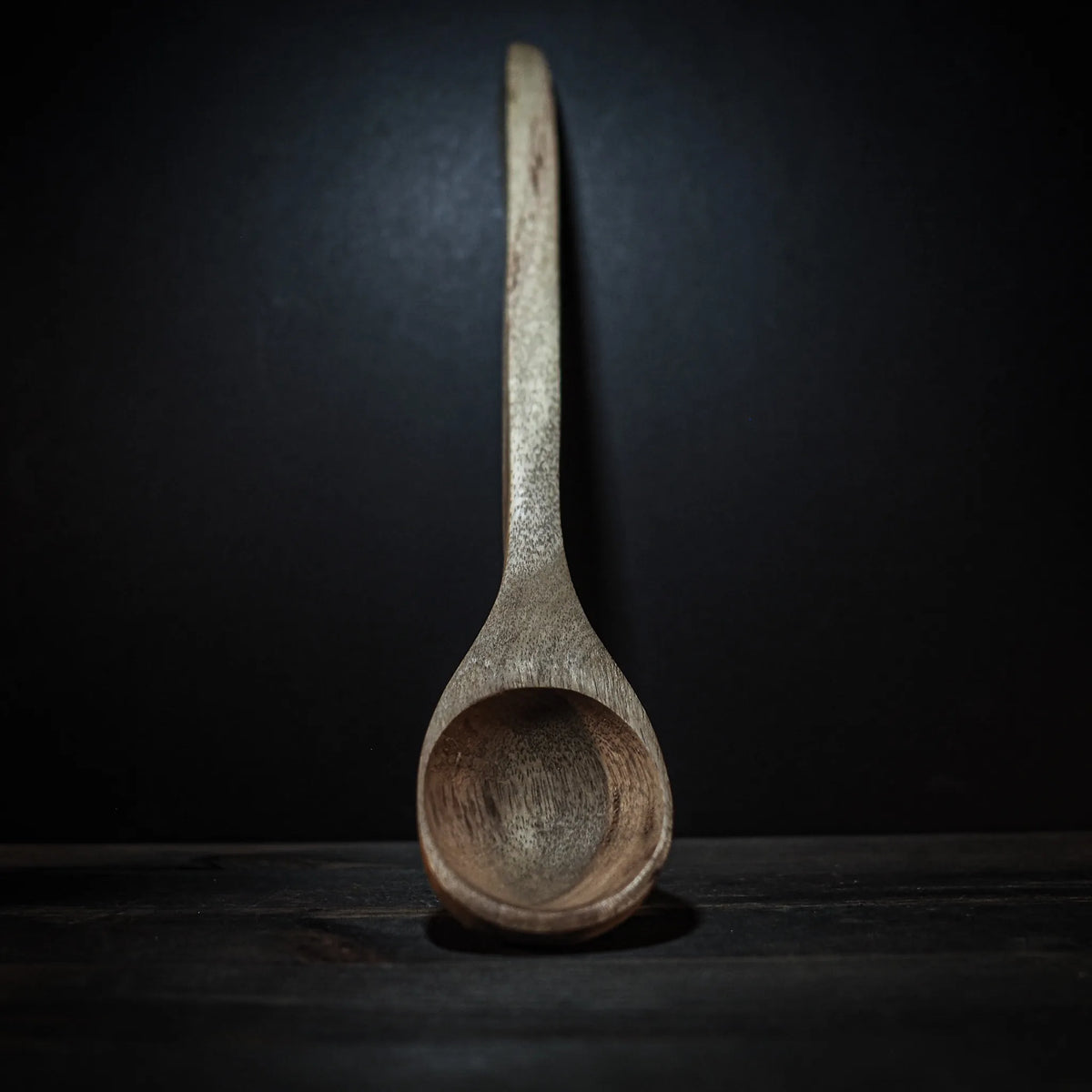 Naturlig träslev med långt smalt skaft och rundad skål