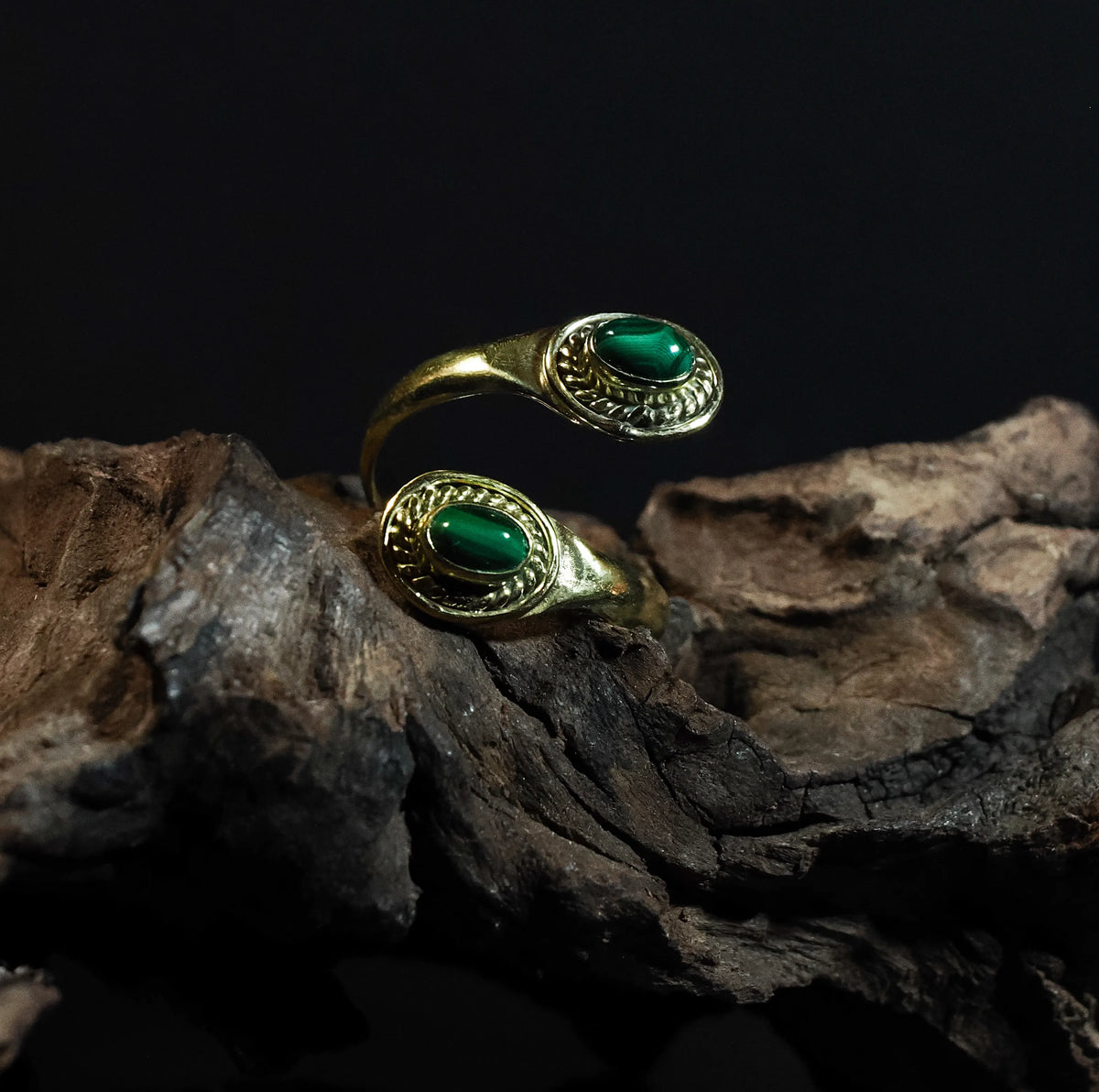 Spiralring och öppet armband i mässing med grön malakit – handgjort vikingatida gåvoset