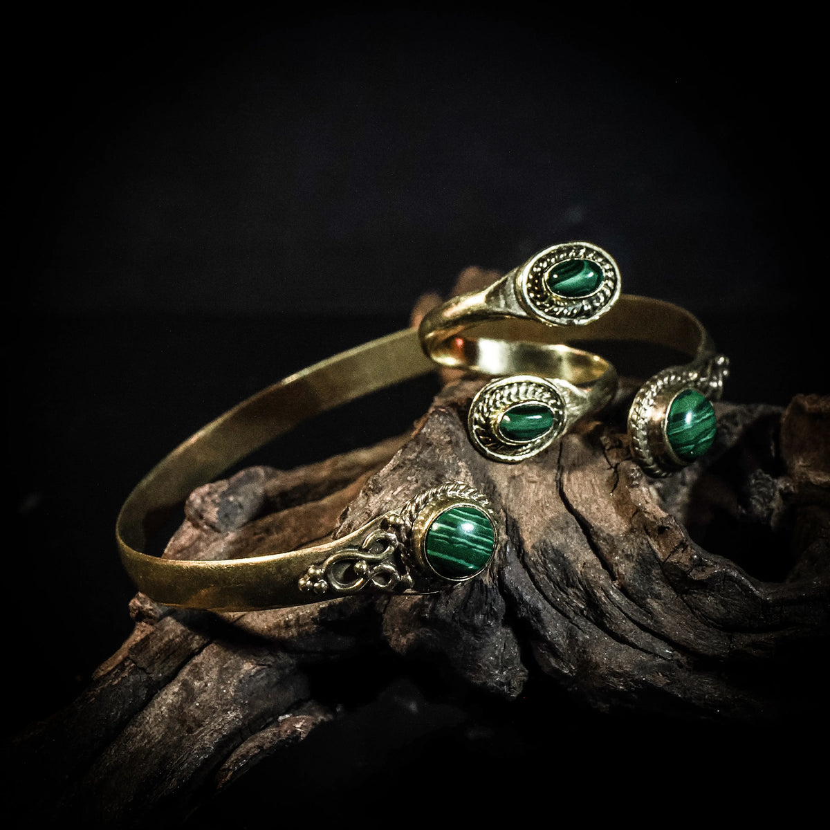 Spiralring och öppet armband i mässing med grön malakit – handgjort vikingatida gåvoset