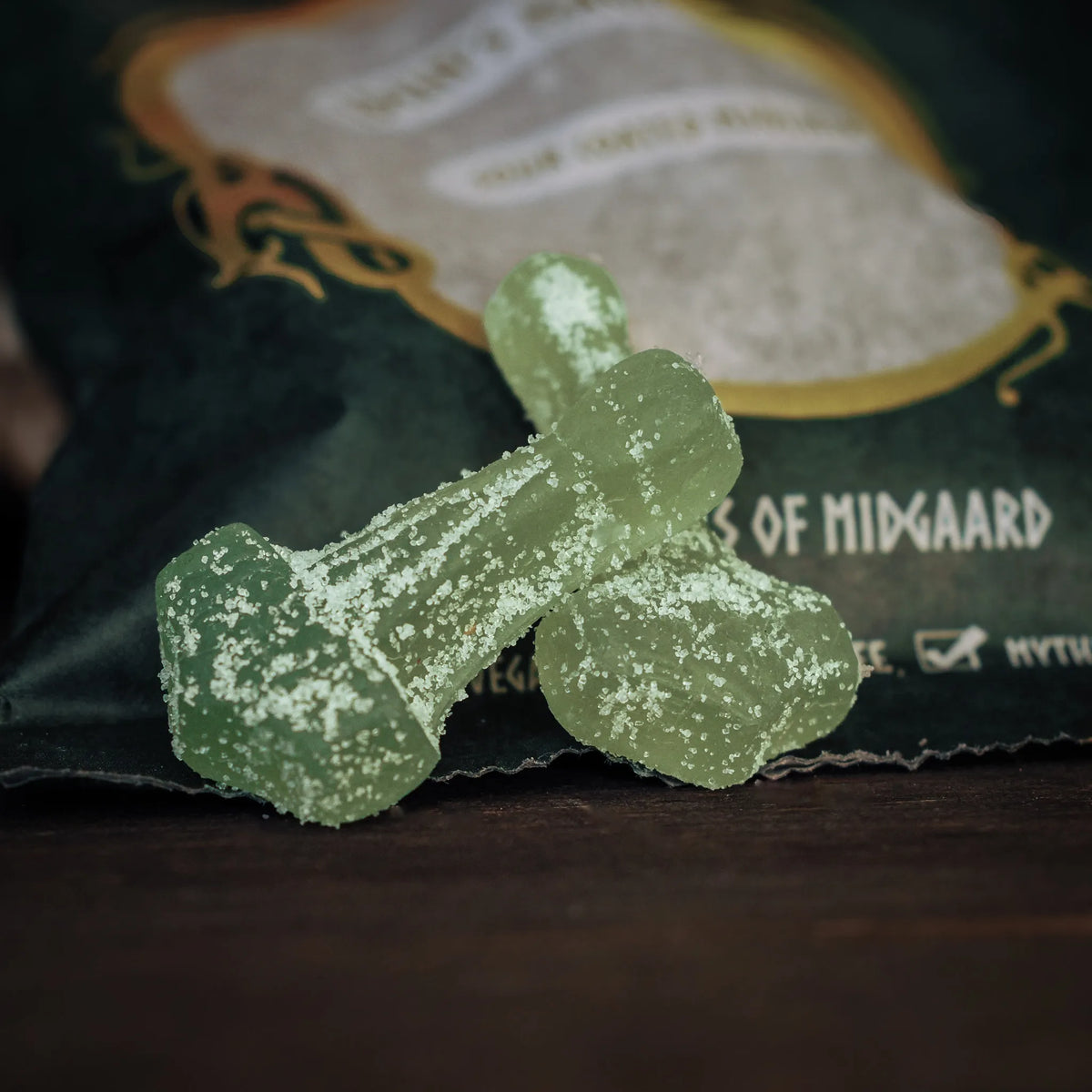 Viking Sweets sursmakande äpplen, närbild på de gröna äppelformade surbitar med kristalliserad ytteryta.