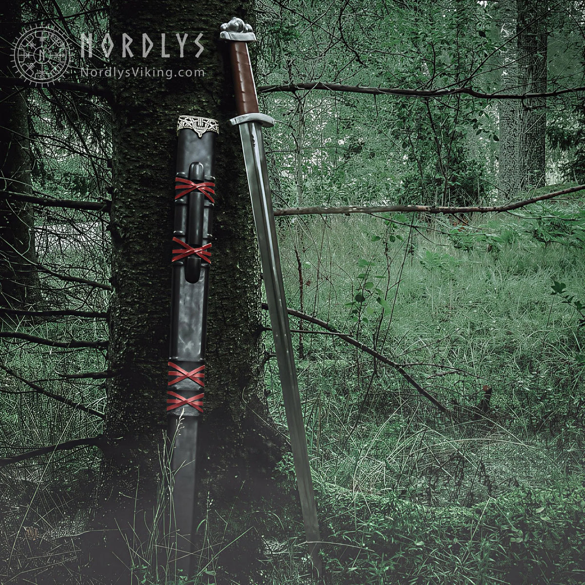 Handsmitt vikingsvärd av typ S från 800-talet lutandes mot en mossbeklädd trädstam. Kolstålblad med naturlig patina, läderslaget handtag och bronsbeslag på slida. Omgiven av mörkgrön skogsvegetation.