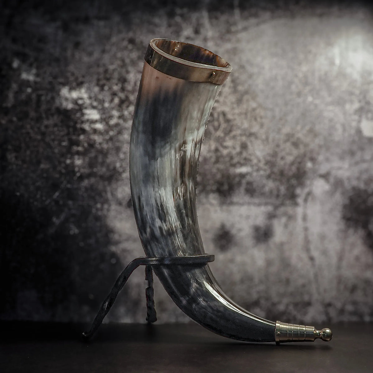 Dryckeshorn med mässingsdekor och naturligt horn. Polerad finish med mässingband omkring mynningen. Cirka 250 ml.