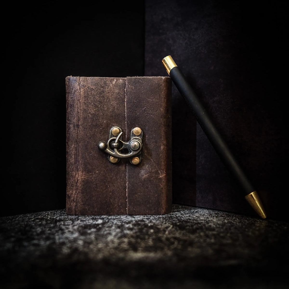 Lille læderbog med messinghasp - håndlavet læderjournal med vikingeinspireret dekorativ lås og håndlavet papirblok