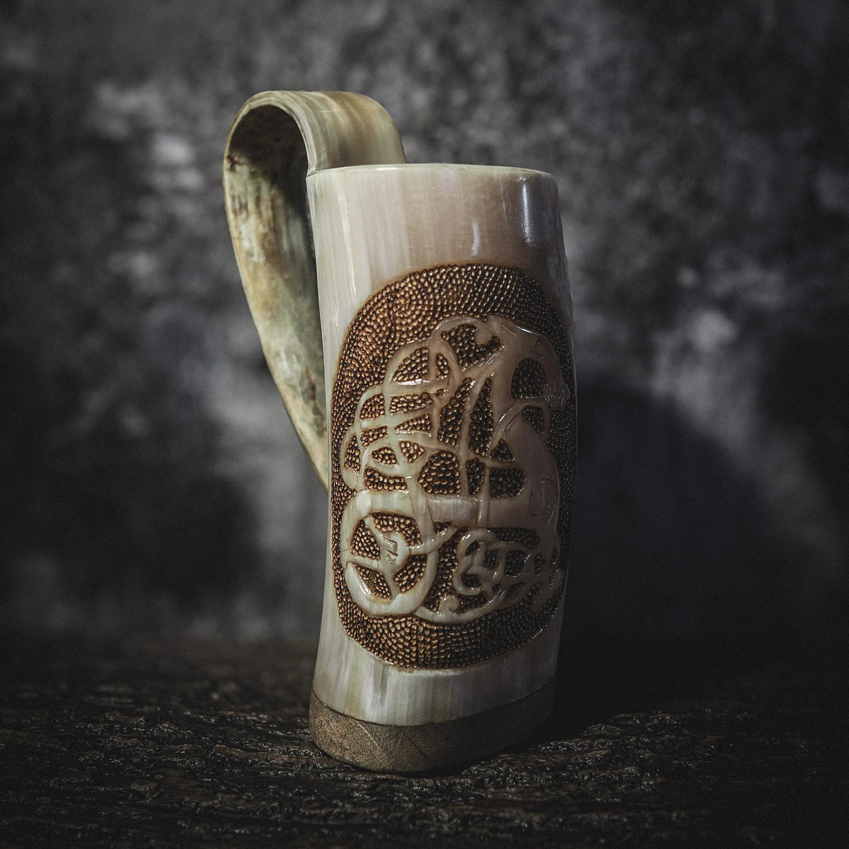 Handsnidad hornmugg i djup relief med Urnes drake-motiv. Nordisk mytologisk mönster med pyrografi-teknik. Naturligt horn med mjölkhvit färg.