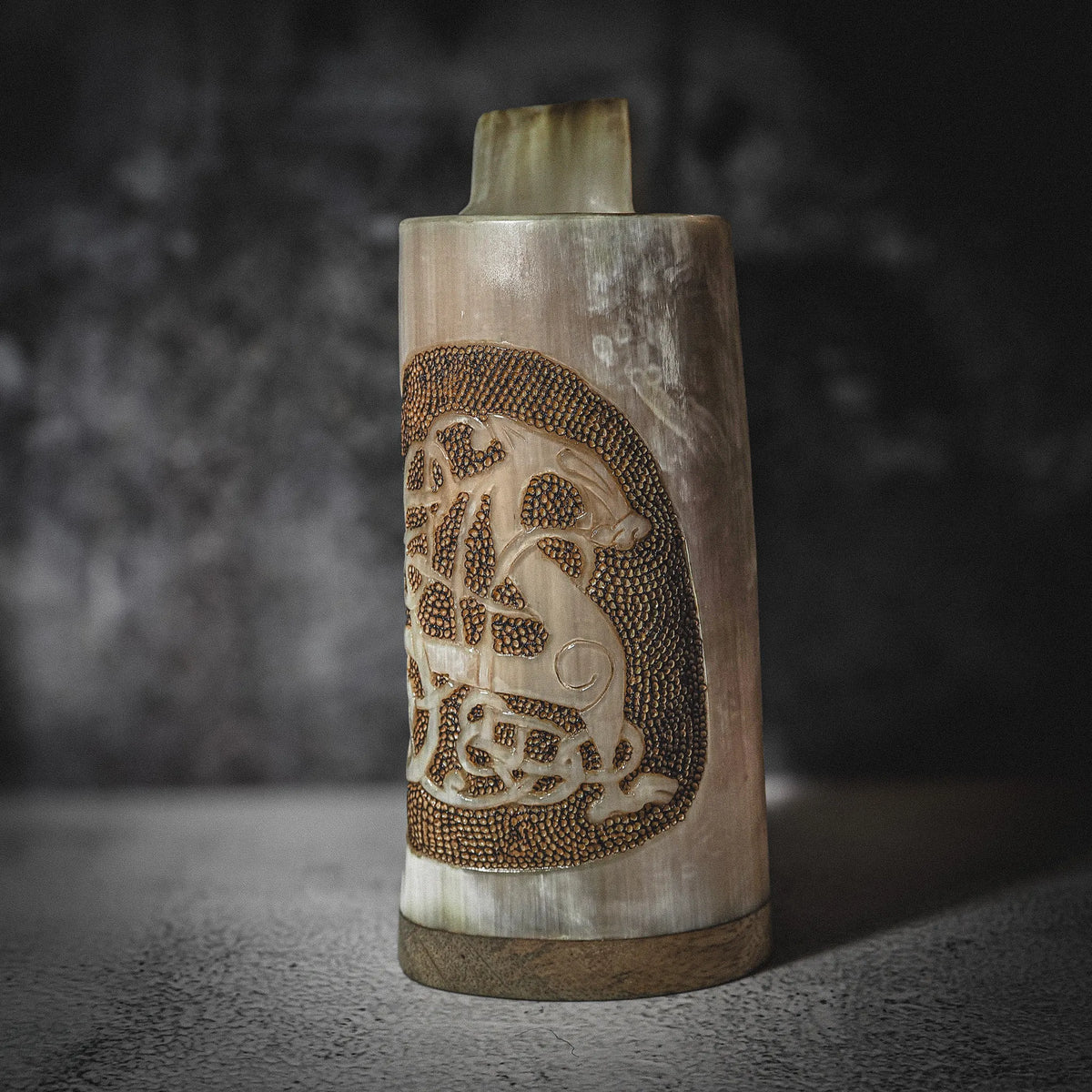 Hornmugg från baksidan, visar handtaget och Urnes drake-mönstrets djup och skuggor.