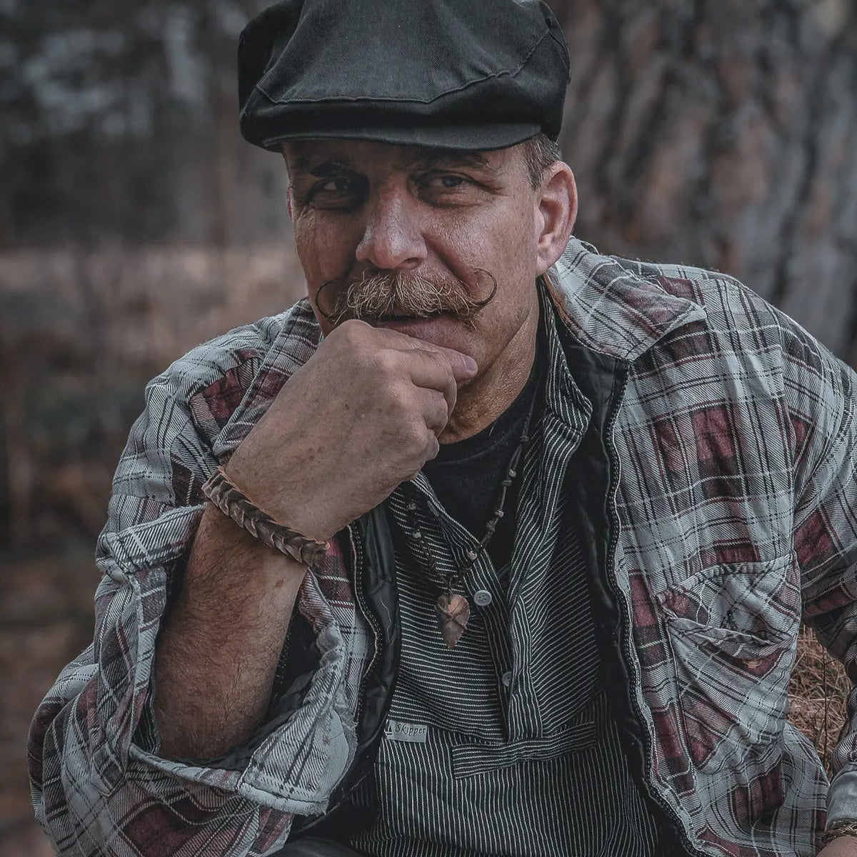 Armband Flétta - Äkta läder flätat armband med metallknapp, vikingsstil