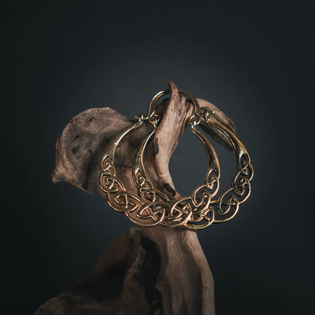 Keltiska örhängen i mässing med antikt silverfinish, detaljerad flätad knotwork och evighetsknut, handgjorda viking-inspirerade örhängen