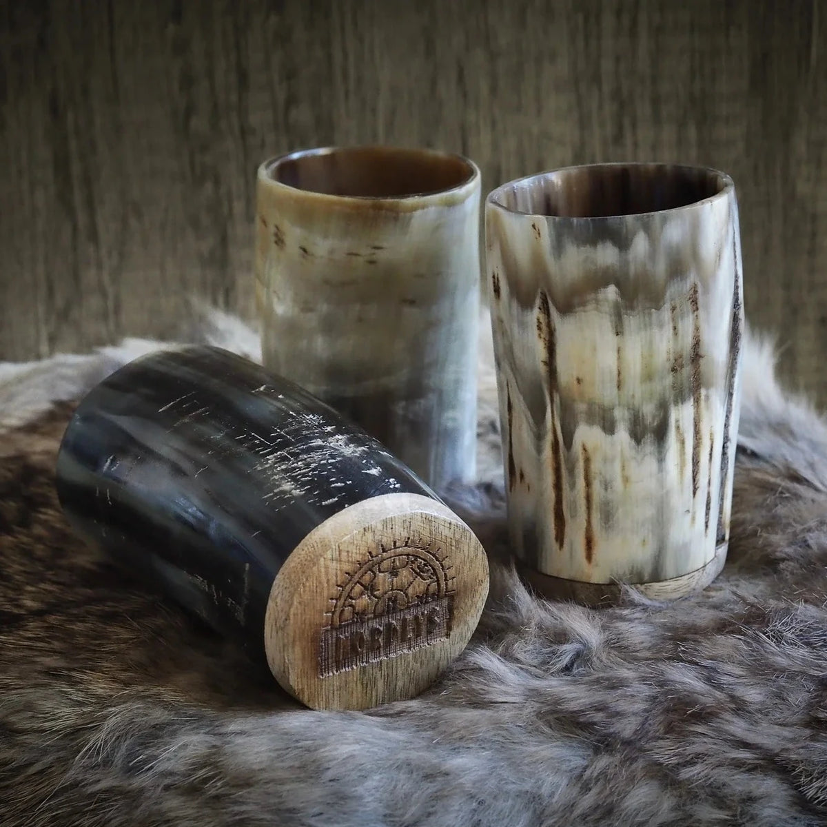 Hornkopp med träbotten (ljus variant, 100 ml) på pelsvrakgrund med graverad vikingtmarkering på basen.