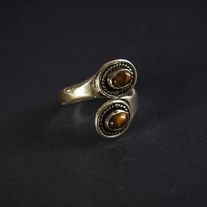 Spiralring och öppet armband i mässing med tigeröga – handgjort vikingatida gåvoset