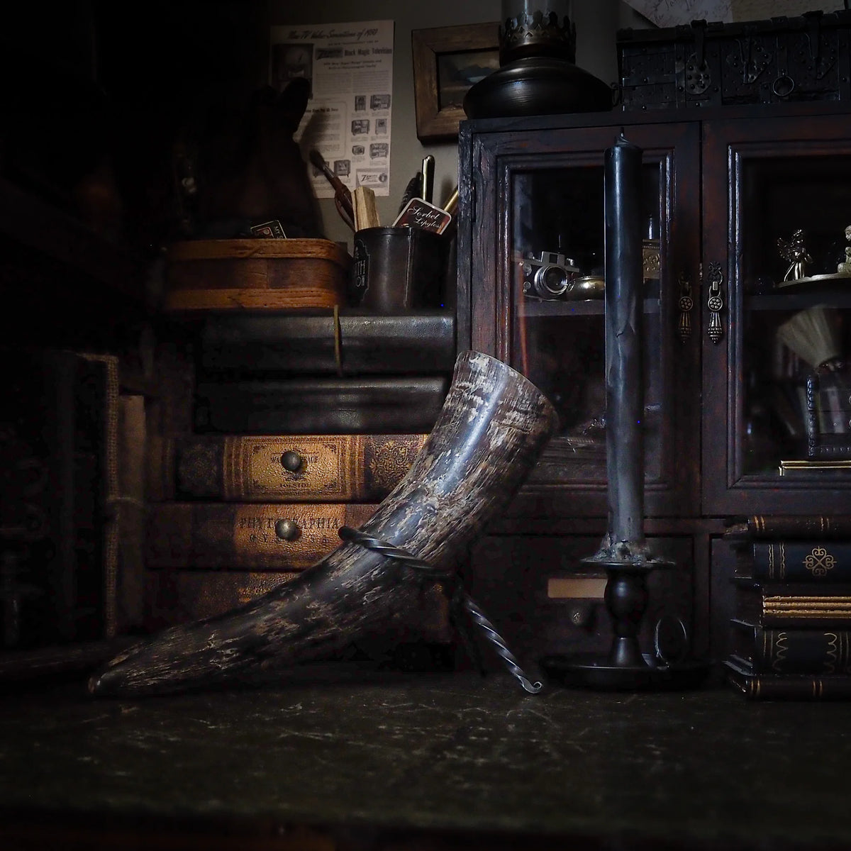 Dryckeshorn medium 350ml med järnsmideställ presenterat i antik rustik miljö med gamla möbler och nära belysning