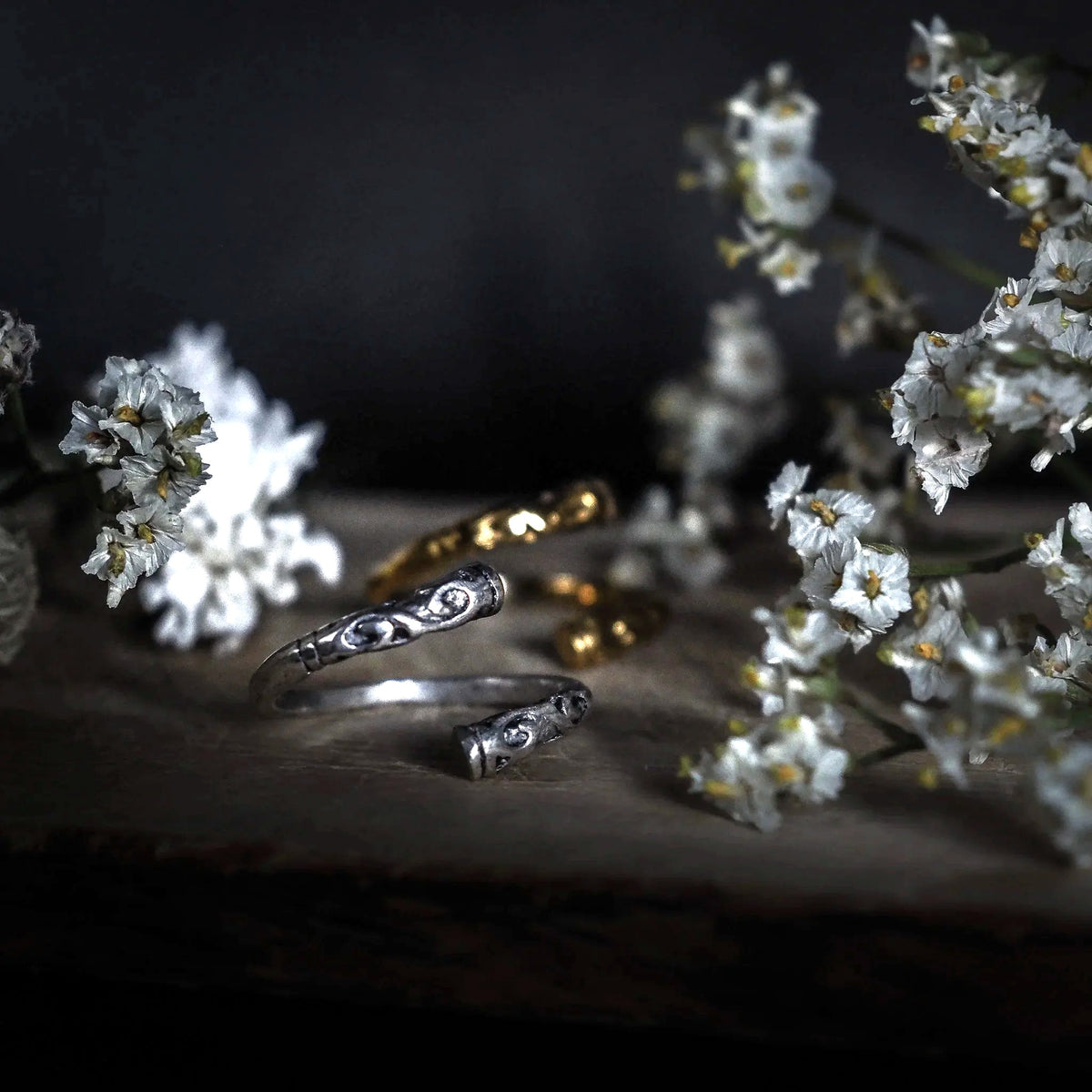 Völvaring — open mässingring med vikingainspirerade graverade motiv som visar runda öga-liknande symboler