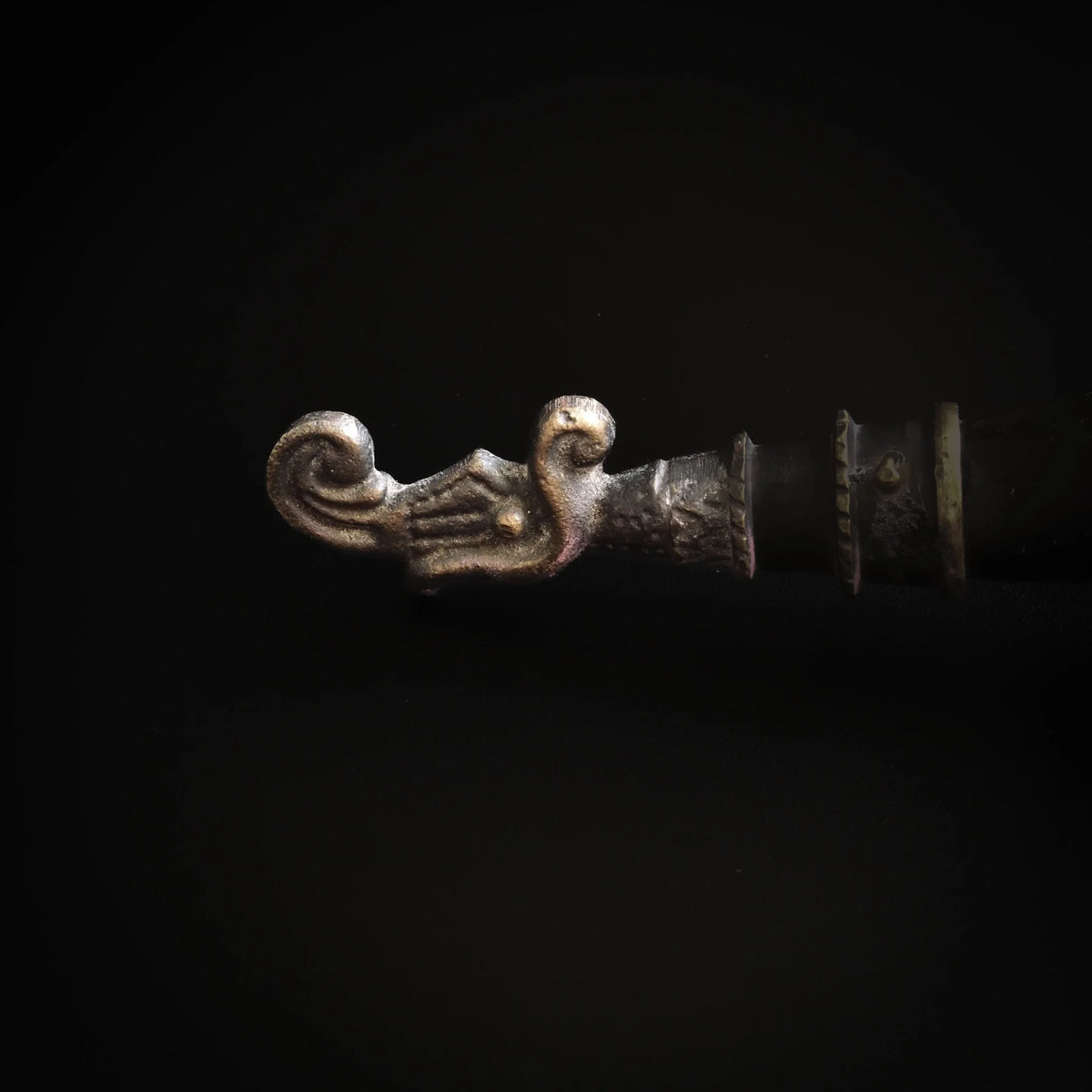 Dryckeshorn gravyr detalj - närbild av handgraverade Viking-mönster och brässering på hornet