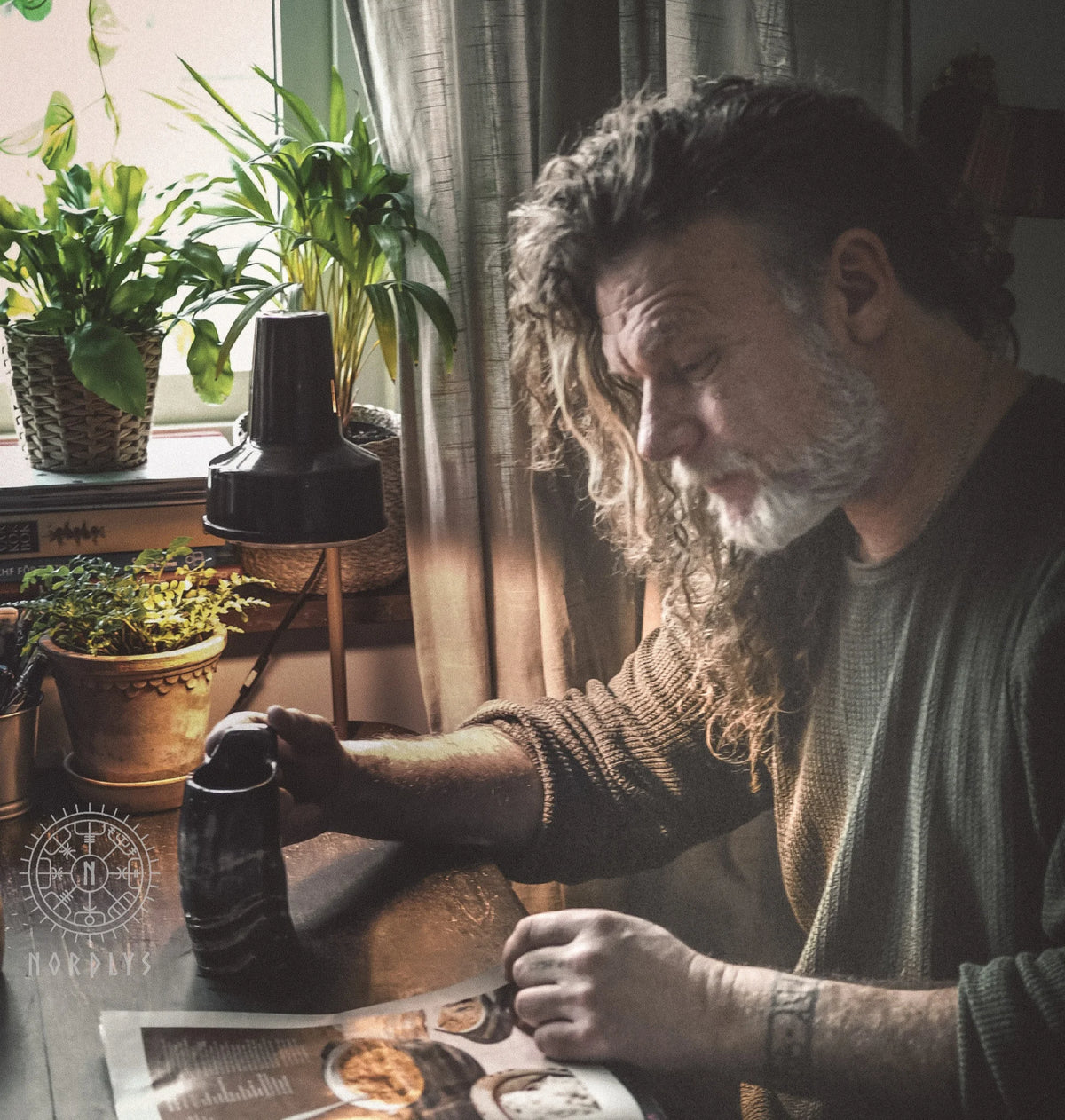 Stor hornnmugge i frontvy. Handgjord av polerad organisk horn i naturlig beige och brungul färg med vackra längsgående kornlinjer. Svart handtag. Kapacitet 350 ml. Lackat insida för dryckessäkerhet. Resinharts och träbotten. Ekologisk och hållbar design från Nordlys Viking.