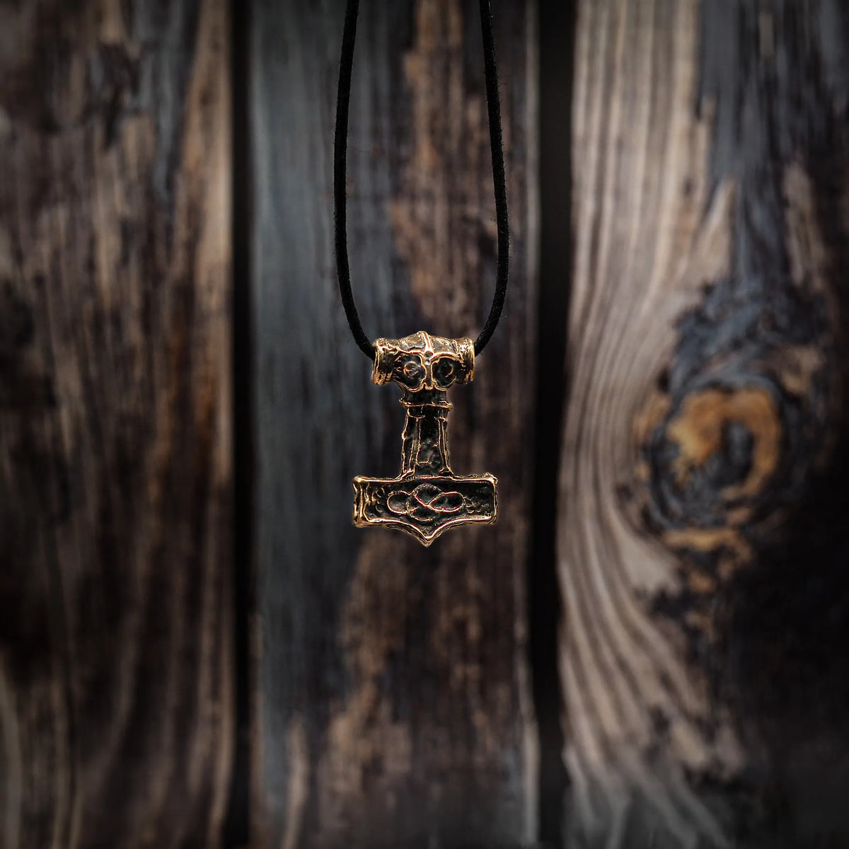 Torshammare Mjölner, från Ödeshög. med knutmönster guld.