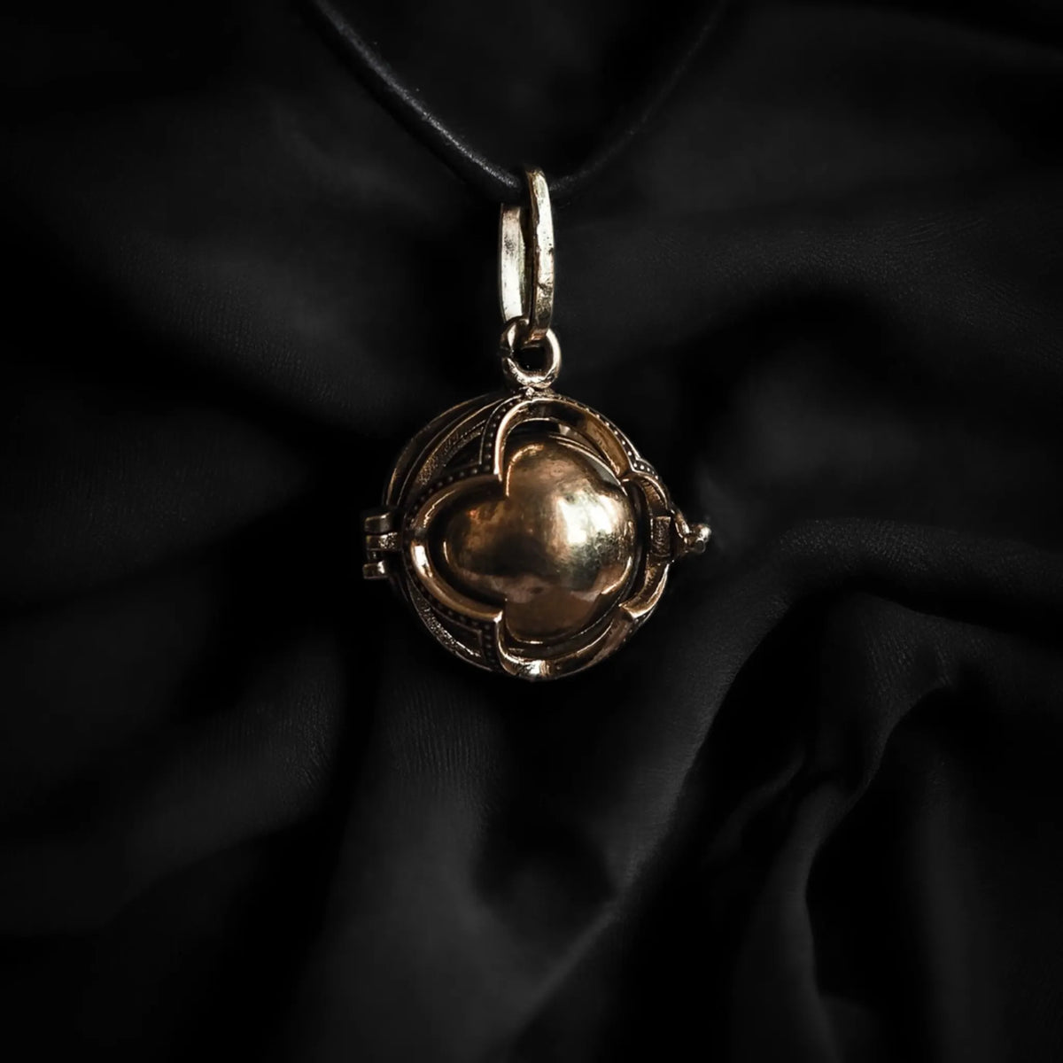 Änglaklocka i vikingstil - Mässing - Sfärisk änglaklocka med månsickelformade skyddsdetaljer, hängande på svart snodd