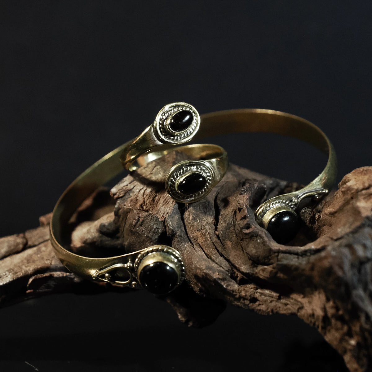 Spiralring och öppet armband i mässing med svart agat – handgjort vikingatida gåvoset