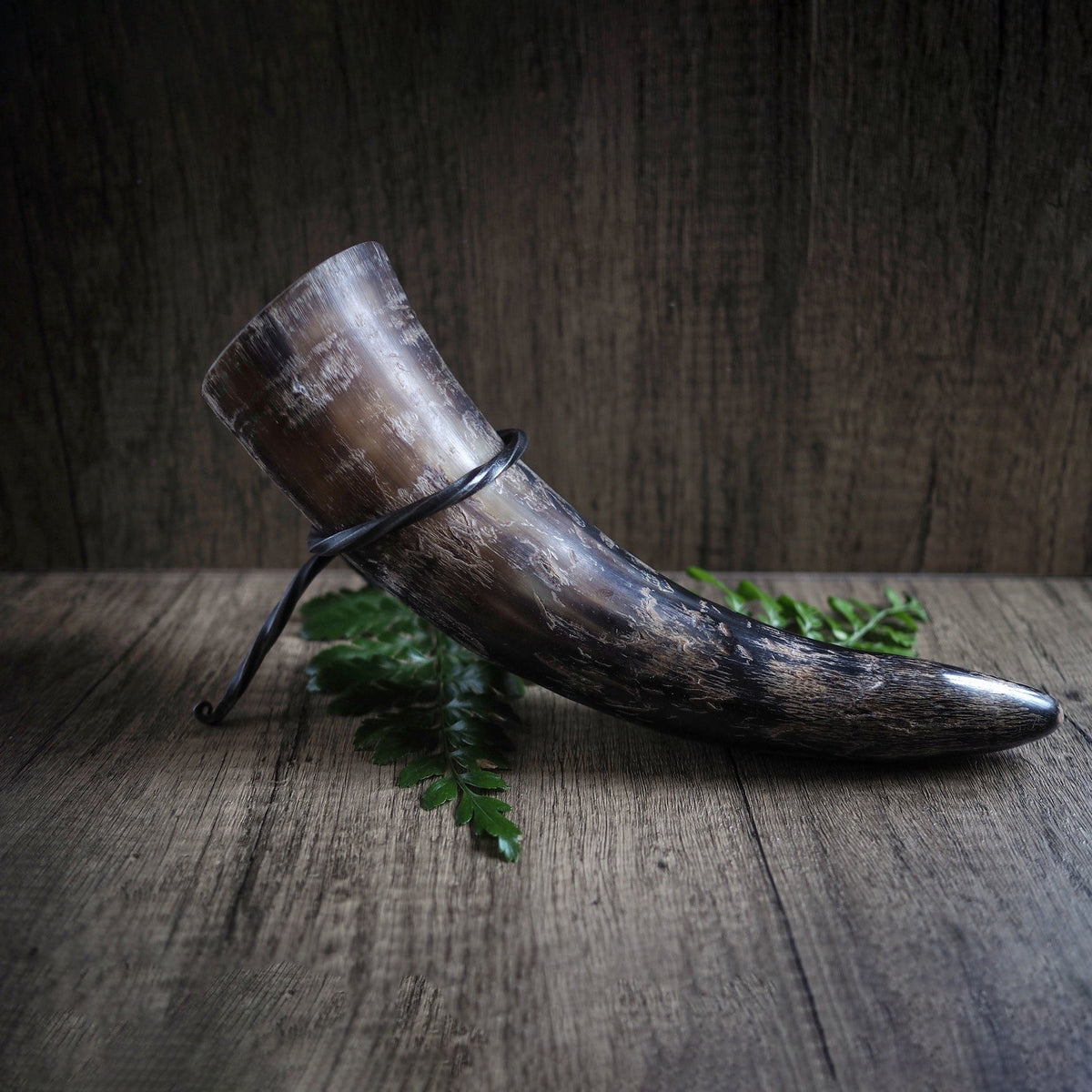 Dryckeshorn ca 350ml med naturlig horn och järnsmideställ på träunderlag med gräs och växtdekorationer