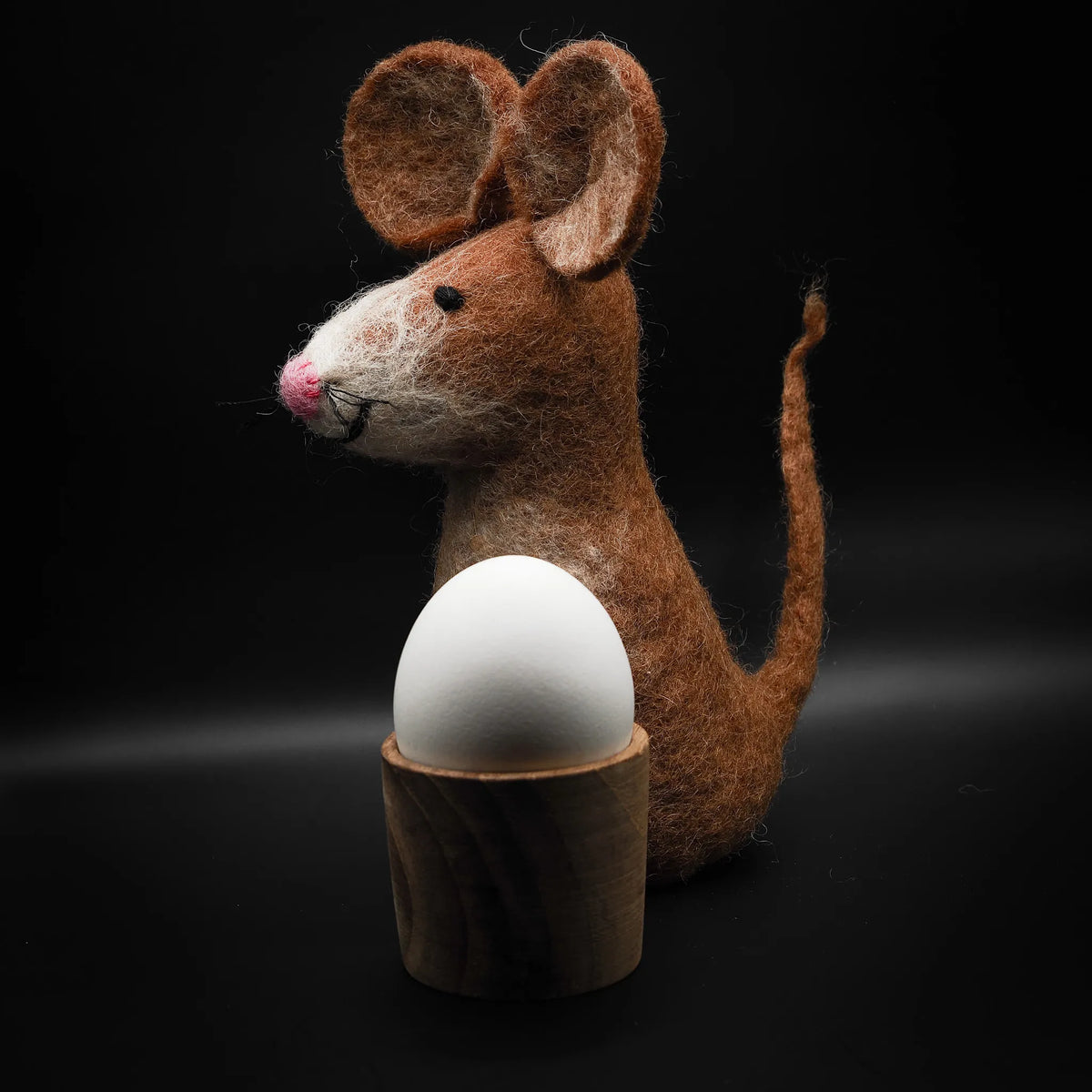 Tovad äggvärmare, djur, trä.