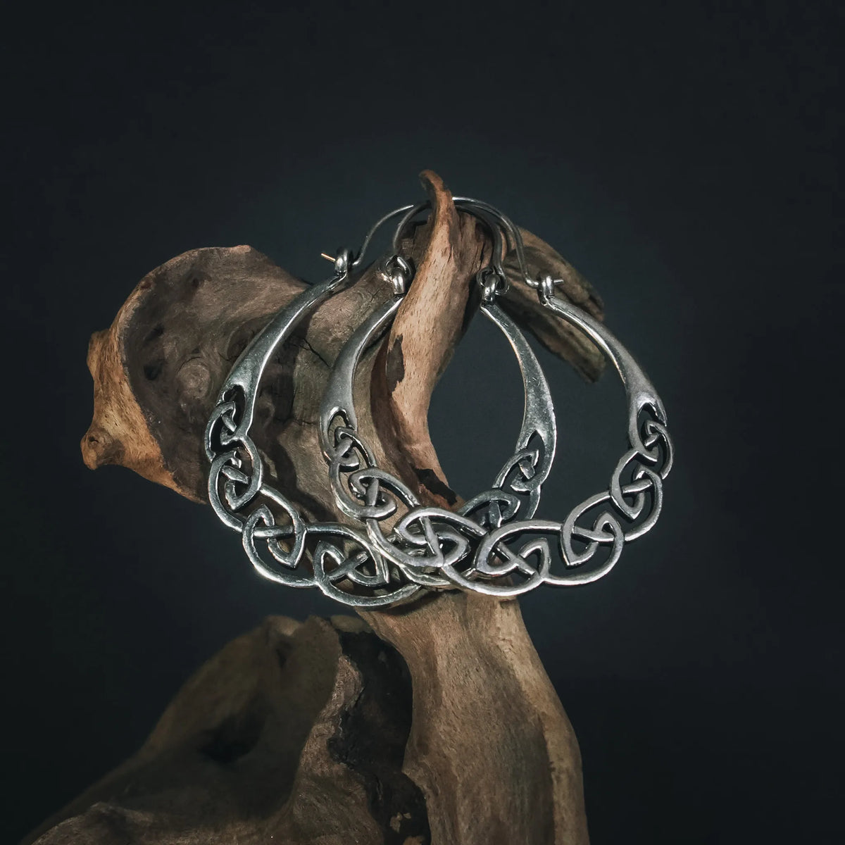 Keltisk-inspirerade örhängen i silverplätering mässing med keltisk evighetsknut-motif och flätad design, handgjorda