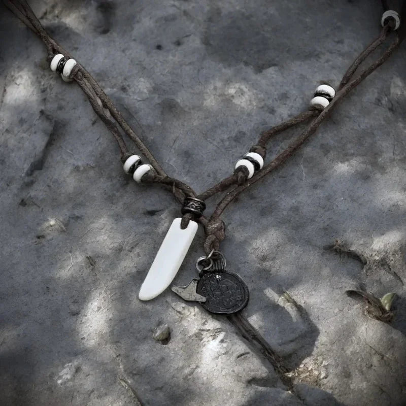 Halsband Fenris med organiskt hornfang, vikingamynt med runor och Mjölnirs hammare på läderrem med mässingsdetaljer.