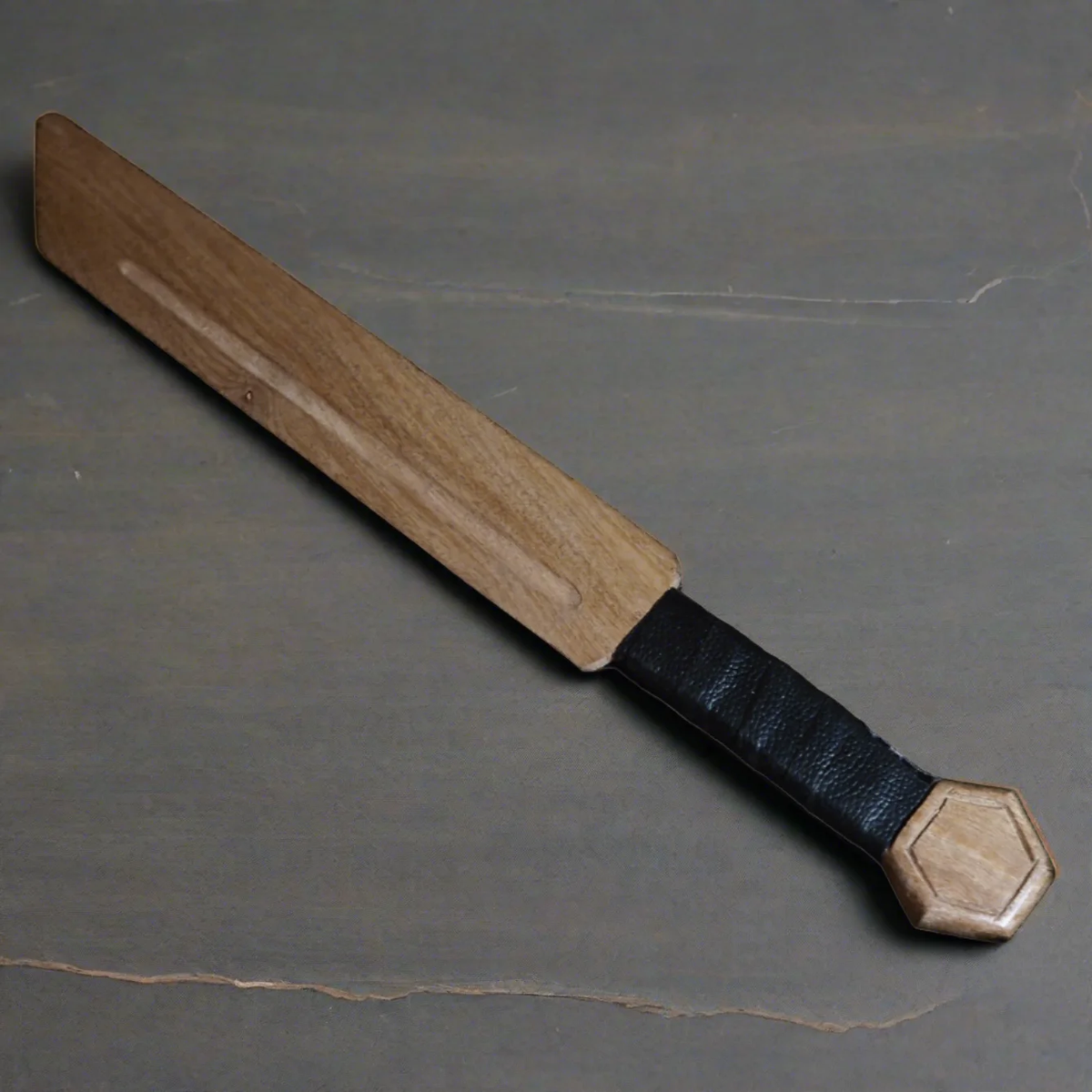 Vikingeseax med jernudformning og detaljeret håndtag.