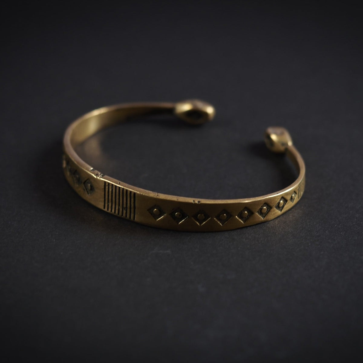 Dekorerat platt mässingsarmband med handstämplade Viking-mönster