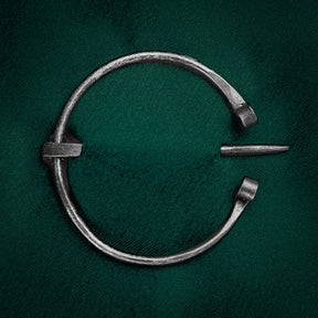 Stålringnål vikingestil med patinerad yta, hästskobågsform.