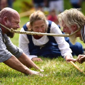 Fotografi från Budd Lake Festival visar två män i en tjugtågskonkurrens med tjockt rep, medan åskådare observerar spelet utomhus på gräs