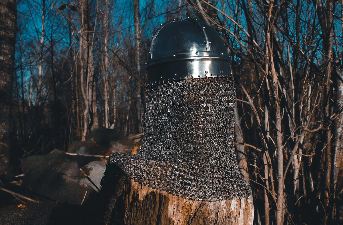 Vikingahjälm med brynja - sidoprofilvy visar kedjemässa och skyddet för nacke