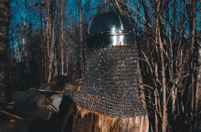 Vikingahjälm med brynja - sidoprofilvy visar kedjemässa och skyddet för nacke