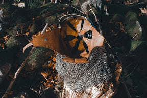 Gjermundbu hjälm med brynja - överblicksbild från snedvinkel visar kupolen och kedjemässan