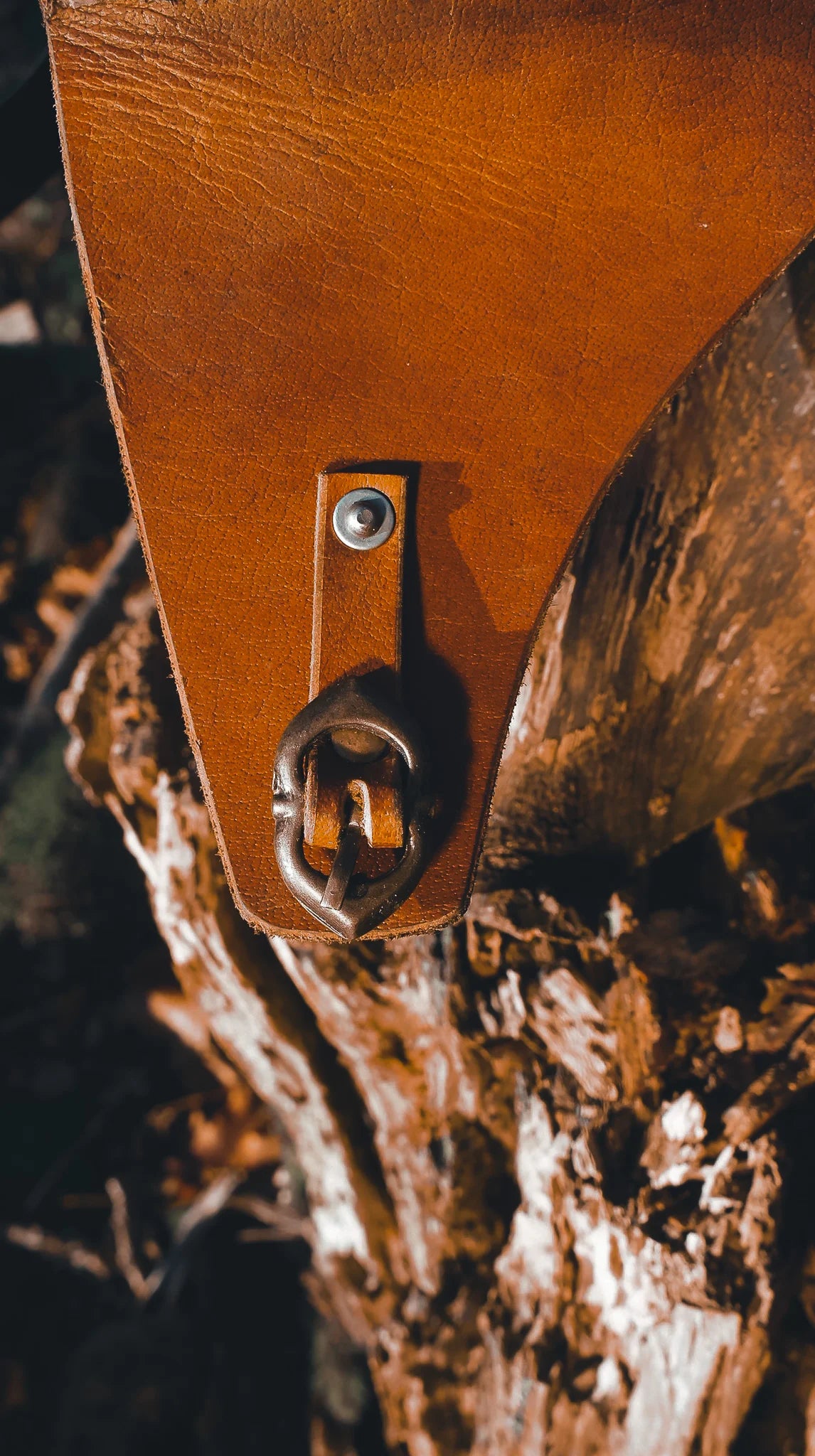 Detalj av läderrandsättning och metallring på Gjermundbu-hjälmen - rivning och fixeringshårdvara