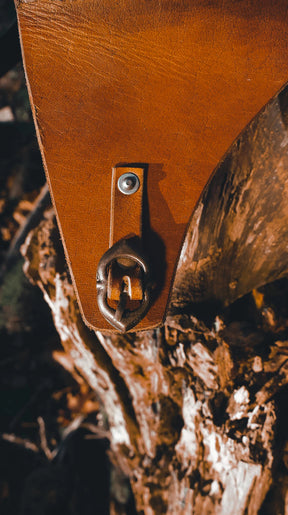 Detalj av läderrandsättning och metallring på Gjermundbu-hjälmen - rivning och fixeringshårdvara