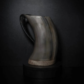 Stor hornmugg 900-1000ml opolerad. Naturlig mörkhorn med ljust interiör. Vertikal kornstruktur, åldrad patina synlig.