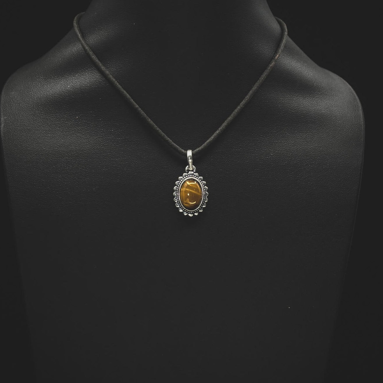 Berlock med tigeröga-sten i ornamental silverfärgad ram med dekorerad gräns, inspirerad av Bysantinska riket