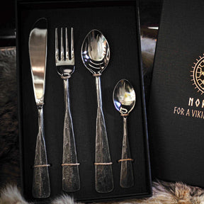 Lyxigt bestickset i rostfritt stål med handsmide i svart presentask med blå sammet och vikingruner, prydligt inpackat