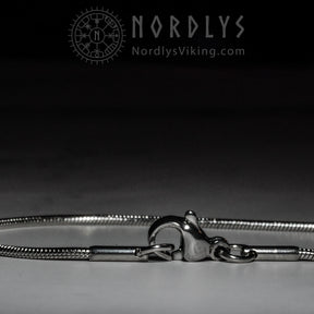 Silverfärgad halskedja för hängsmycke från Nordlys Viking, fotograferad tillsammans med företagets logotyp och webbadress.