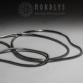 Blot 2025 kollektion: silverpläterade mässingsarmband med vikingegeometriska mönster arrangerade för att visa skiktning och stackbar design