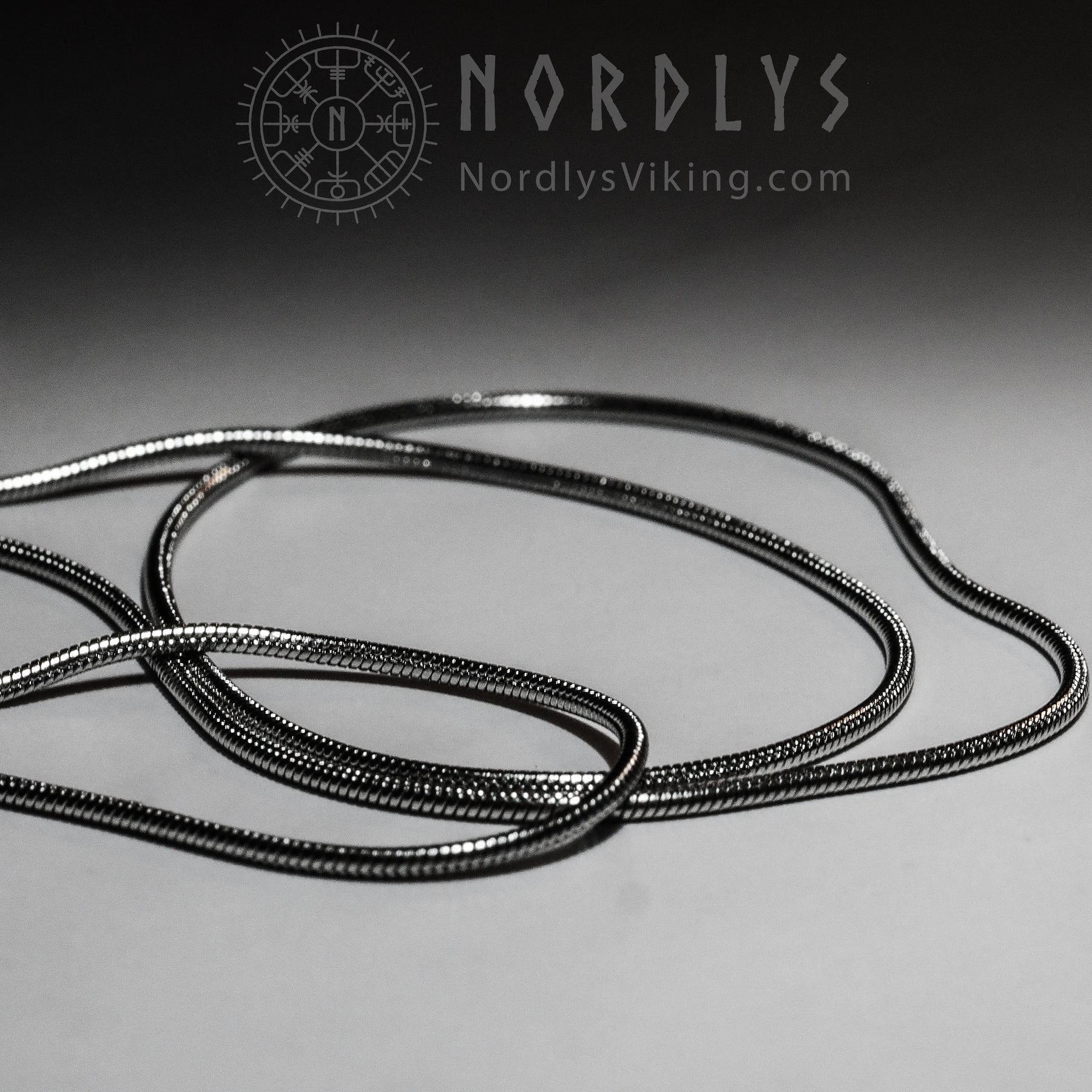 Blot 2025 kollektion: silverpläterade mässingsarmband med vikingegeometriska mönster arrangerade för att visa skiktning och stackbar design