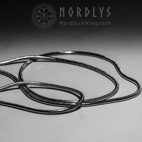 Blot 2025 kollektion: silverpläterade mässingsarmband med vikingegeometriska mönster arrangerade för att visa skiktning och stackbar design