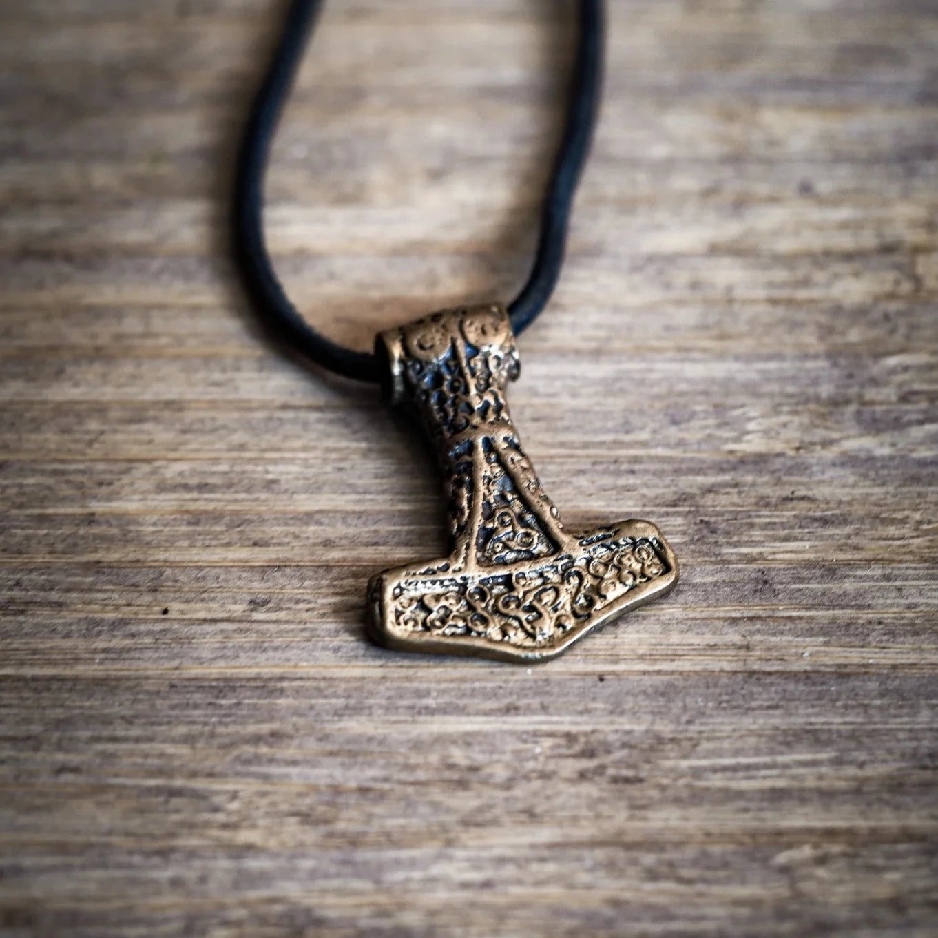 Bronsvajd Torshammare Bredsätra på svart lädersnöre.