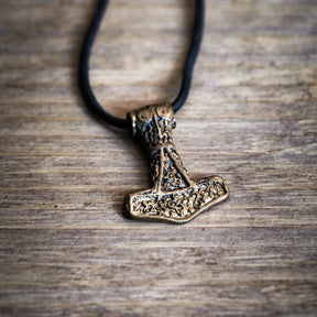 Bronsvajd Torshammare Bredsätra på svart lädersnöre.