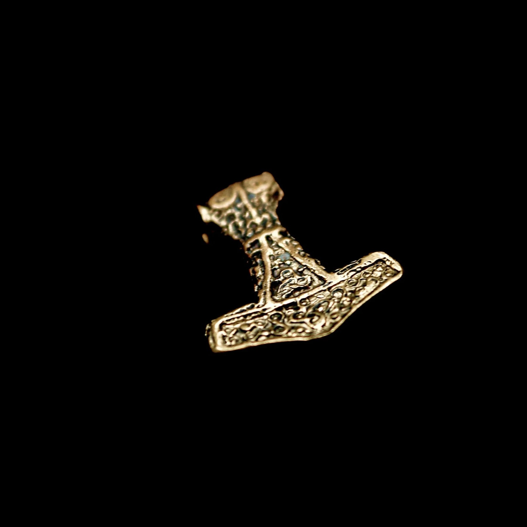 3D visualisering bronsvajd Torshammare med hölje och ornamenterad kubhuvud.